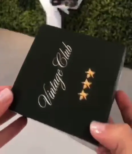 Caixa preta com aplicação dourada